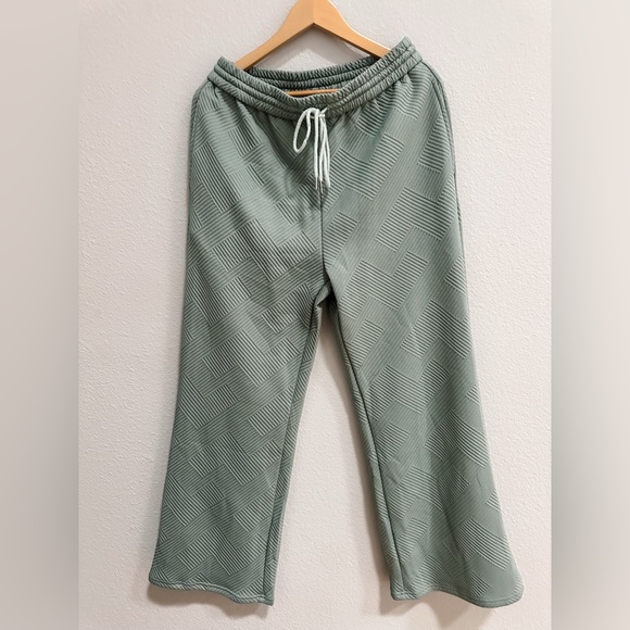 Textured Green Lounge Set - Picture 8 of 10